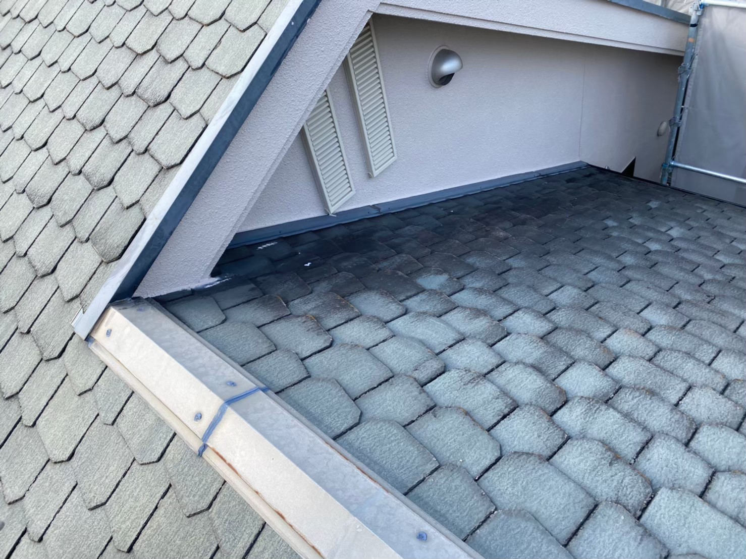 鱗スレートをカバー工法